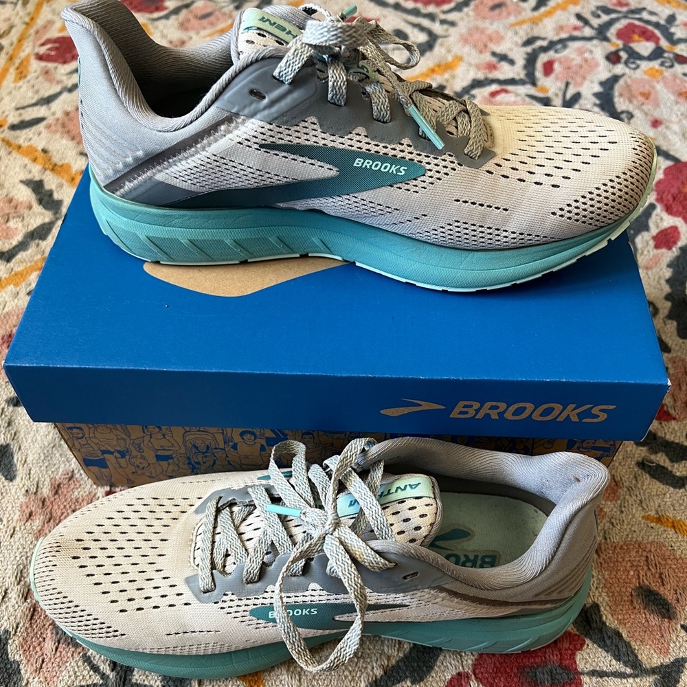 Brooks Women’s Anthem 5 Neutral Running Shoe in Oyster/Grey/Porcelain size 7.